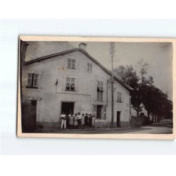 Photo souvenir, devant une grande maison - état