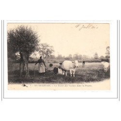 NIVERNAIS : la traite des vaches dans la prairie - tres bon état