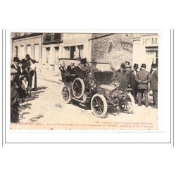 LE MERLERAULT : place de l'hotel de-ville, arrivée de la centenaire Mme FOSSEY - etat