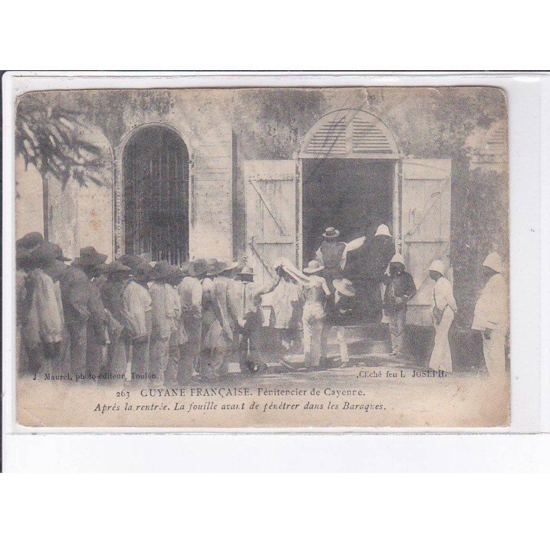 GUYANE - CAYENNE: après la rentrée la fouille avant de pénétrer dans les baraques, bagne - état