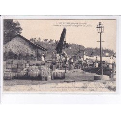 GUYANE : ile royale corvée de transportés déchargeant un chaland, bagne - très bon état