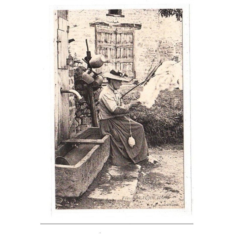BEAUJOLAIS : fileuse beaujolaise - tres bon etat BEAUJOLAIS : fileuse beaujolaise - tres bon etat