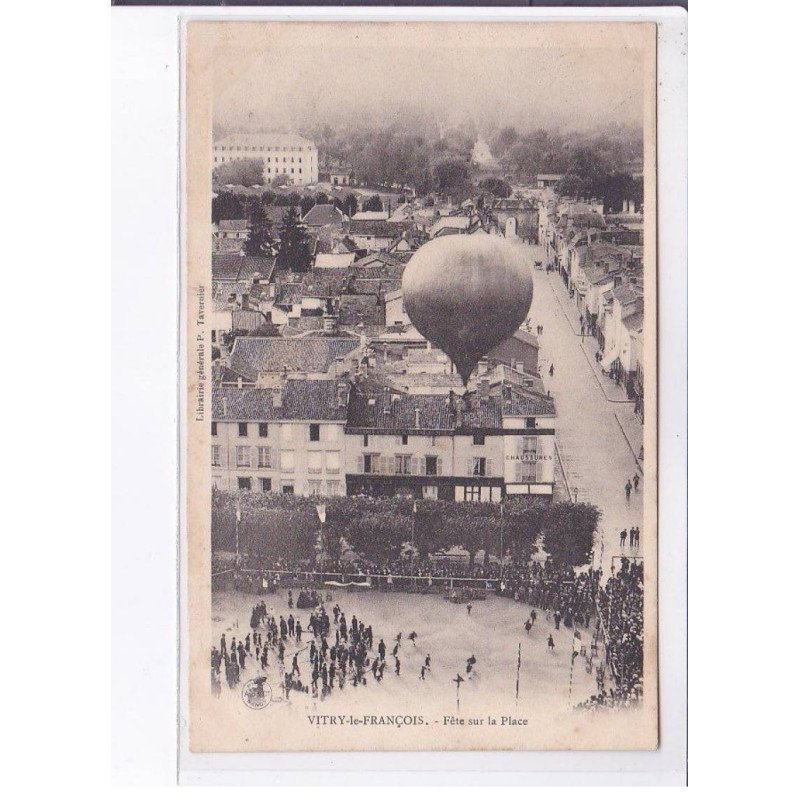 VITRY-le-FRANCOIS: aviation, ballon rond, fête sur la place - état