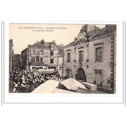 SAVENAY : la mairie et la place un jour de marché  - tres bon etat