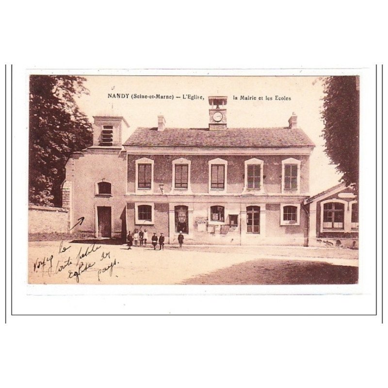 NANDY : l'eglise, la mairie et les ecoles - tres bon etat
