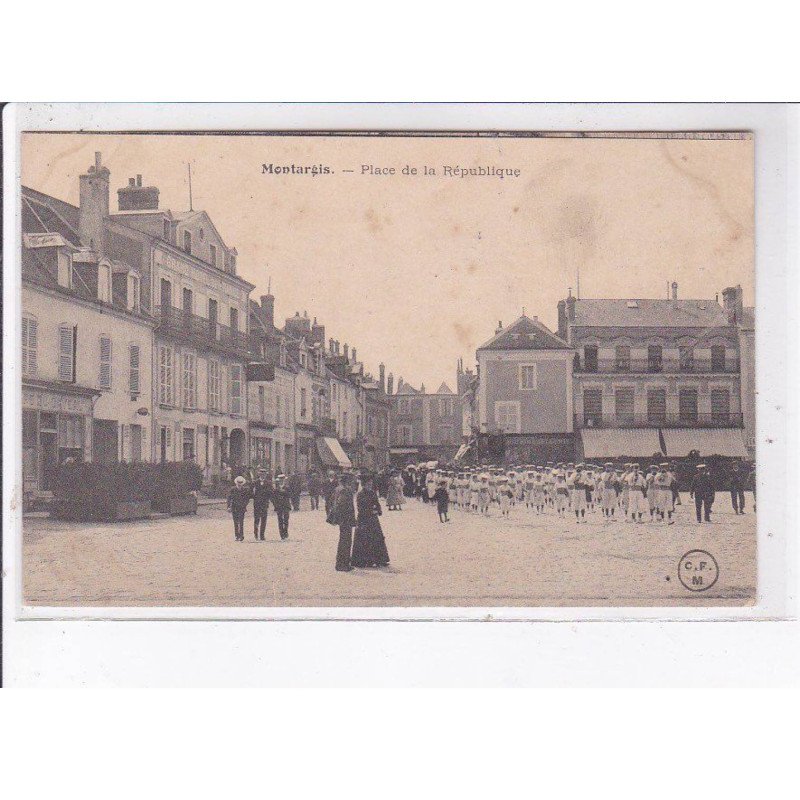 MONTARGIS: place de la république - état