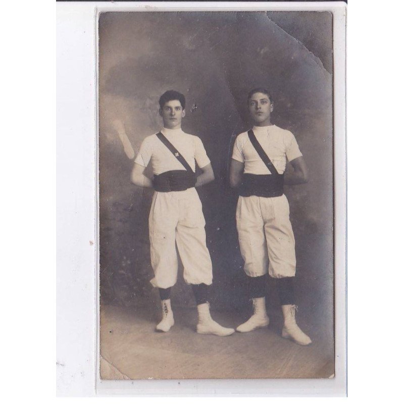 SAUMUR: personnages - état