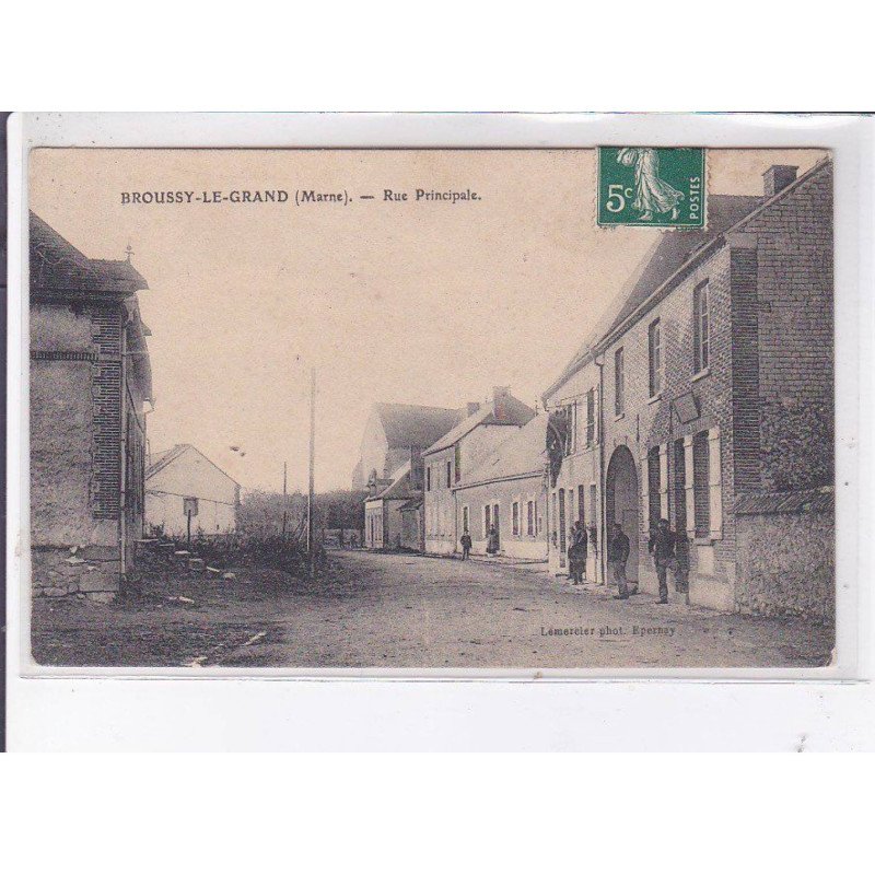 BROUSSY-le-GRAND: rue principale - très bon état