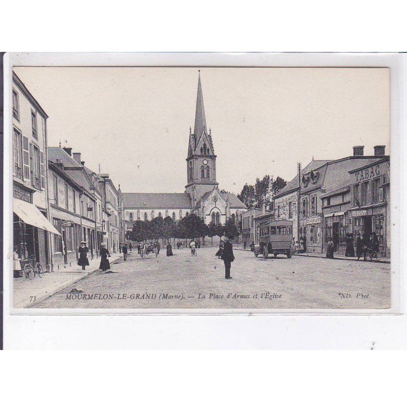 MOURMEMLON-le-GRAND: la place d'armes et l'église, autobus - très bon état