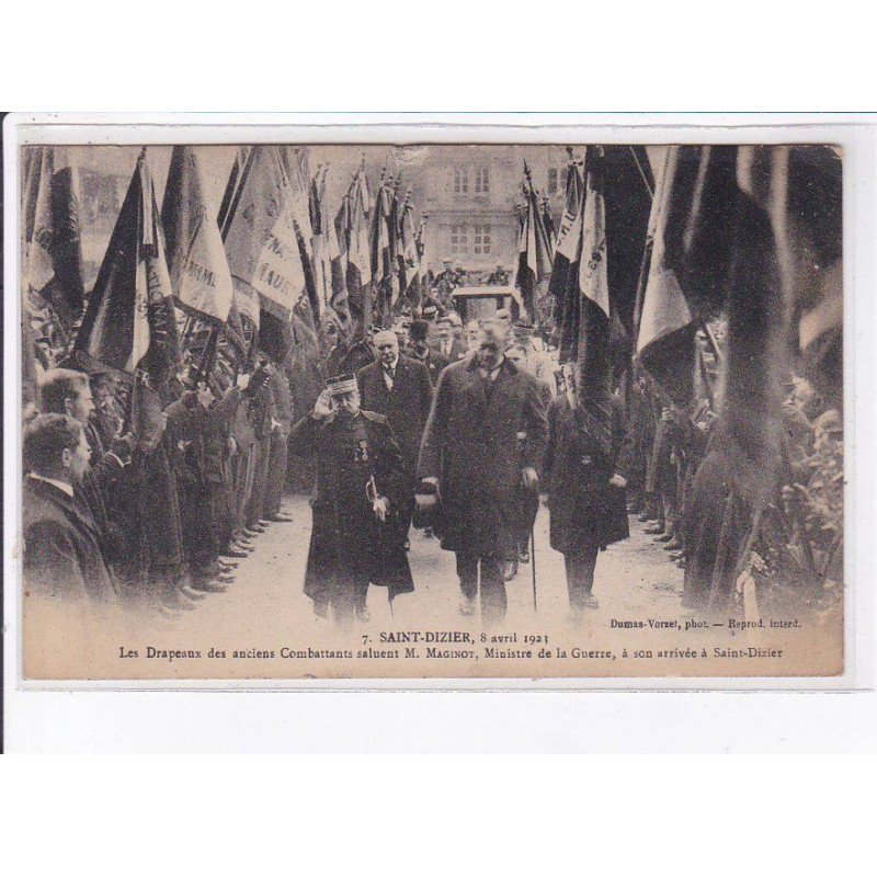 SAINT-DIZIER: 1921, les drapeaux des anciens combattants saluent M. Maginot, ministre de la guerre - état