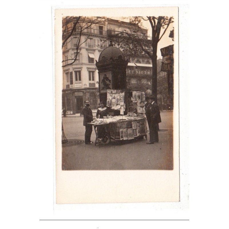 PARIS : carte photo d'une marchande de journaux vers 1910 - tres bon etat