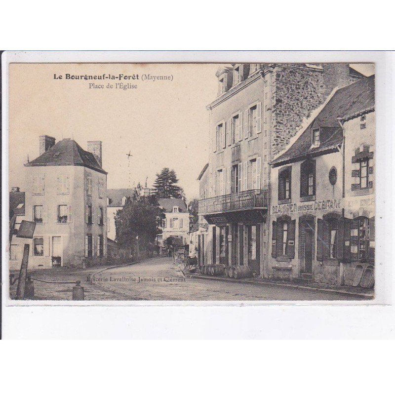 LE BOURGNEUF-la-FORÊT: place de l'église - très bon état