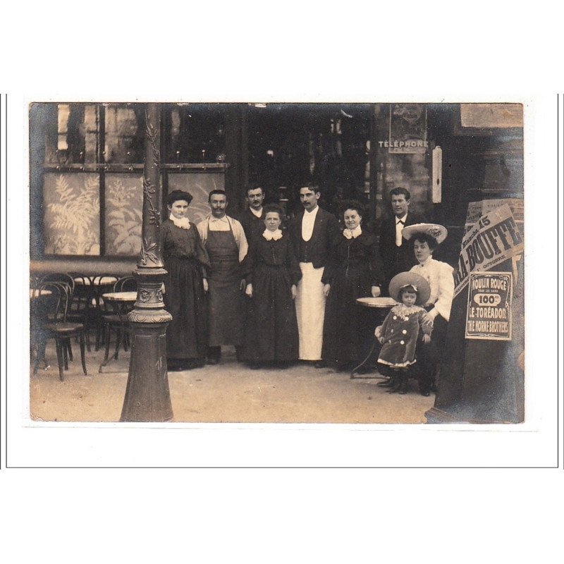 PARIS : carte photo d'un café (lampadaire et affiche pour le Moulin Rouge) -  très bon état
