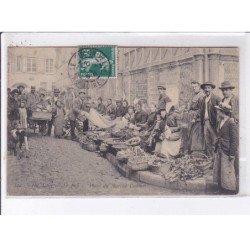 LE PUY en VELAY: place du marché couvert - très bon état