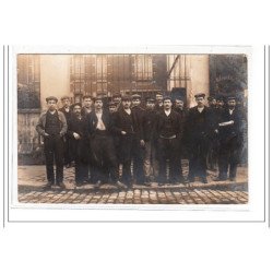 PARIS 15 : carte photo des ouvriers devant l'usine électrique (rue Lecourbe) - très bon état