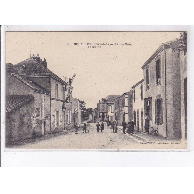 MOUZILLON: grande-rue, la mairie - très bon état