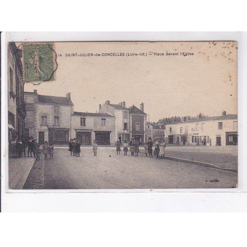 SAINT-JULIEN-de-CONCELLES: place devant l'église - très bon état