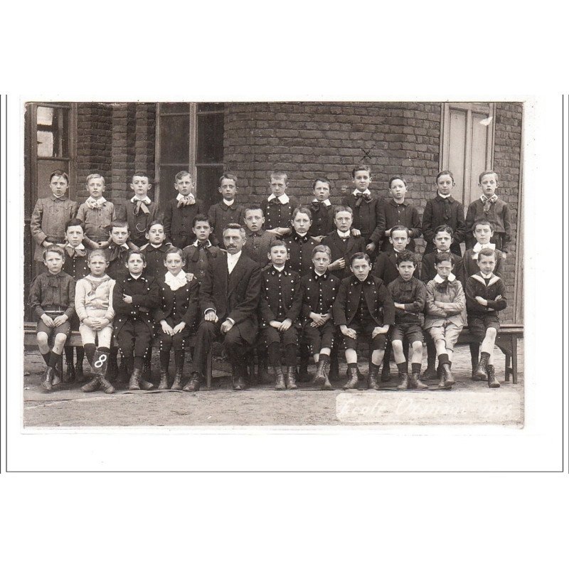 LILLE : carte photo - une classe de l'école Ozanam rue Saint Gabriel - très bon état