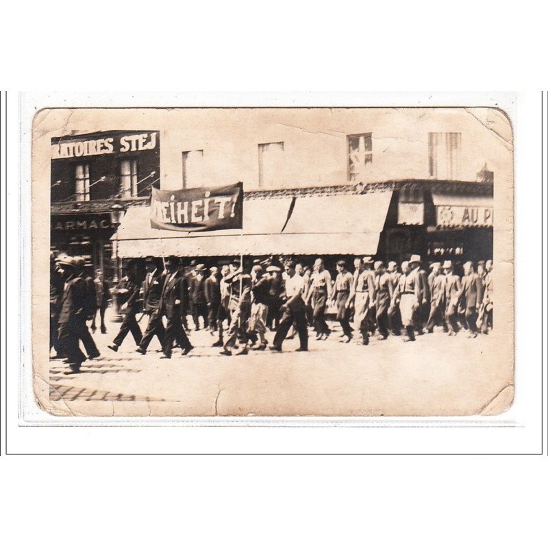 PARIS : carte photo d'un défilé politique en 1933 - état (plis) PARIS : carte photo d'un défilé politique en 1933 - état (plis)