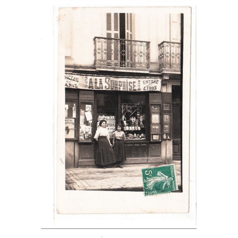 PARIS : carte photo d'un magasin de vente d'articles de Paris """"A la Surprise"""" (cartes postales)vers 1910 - très bo
