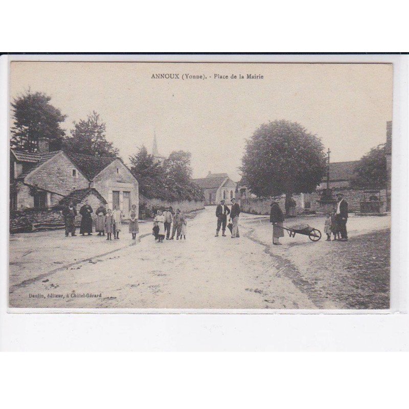 ANNOUX: place de la mairie - très bon état