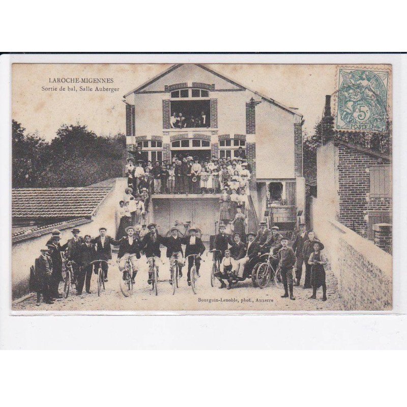 LAROCHE-MIGENNES: sortie de bal, salle auberger - état