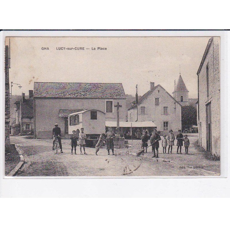 LUCY-sur-CURE: la place - très bon état