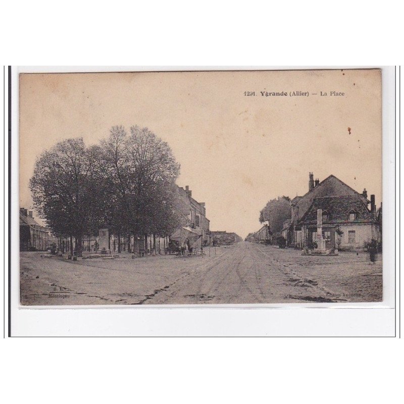 FRANCE : YGRANDE : la place - tres bon etat