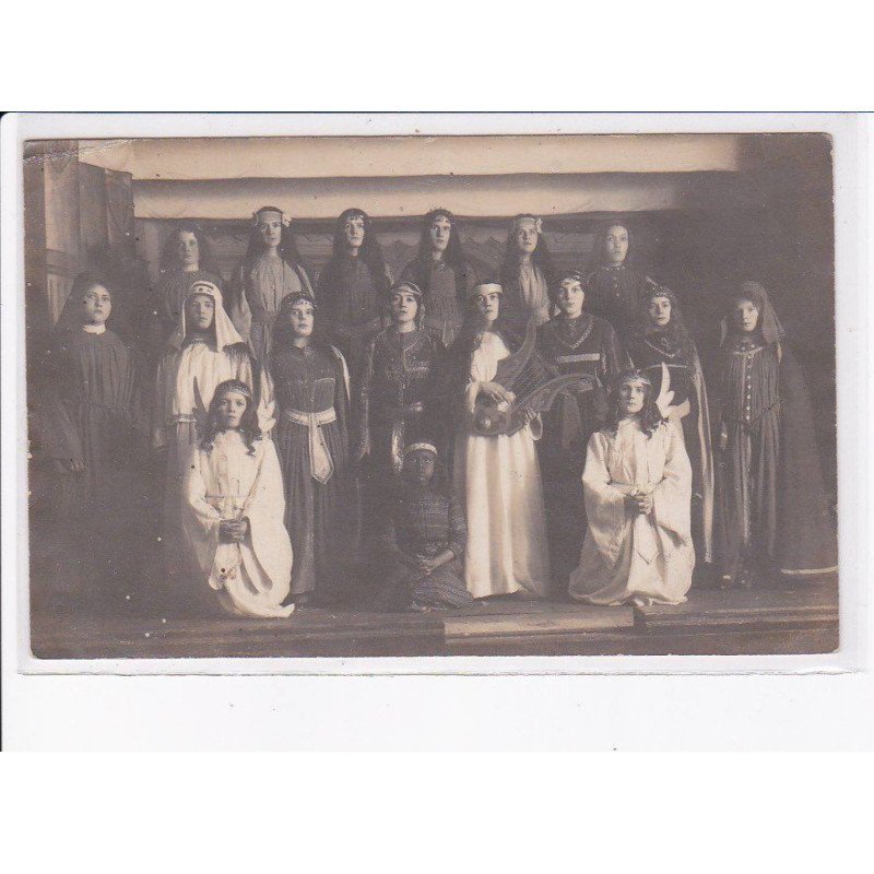 CHERBOURG: spectacle, femmes costumées