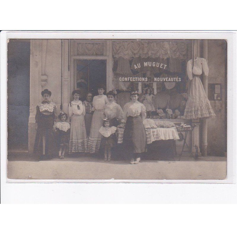 FRANCE: carte photo, à localiser, magasin de mode, poupée, au muguet - très bon état