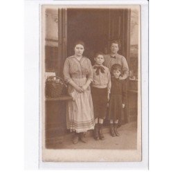 FRANCE: carte photo, à localiser, femmes et enfants devant un commerce (?) - très bon état