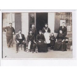 FRANCE: carte photo, à localiser, personnages devant un commerce - très bon état