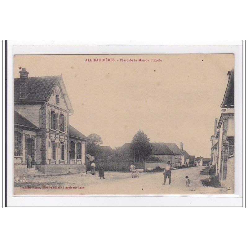 ALLIBAUDIERES : place de la maison d'ecole - tres bon etat