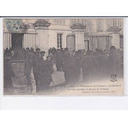 SENS: suite à la manifestation de l'inventaire à la cathédrale la foule attendant la décision du tribunal - état