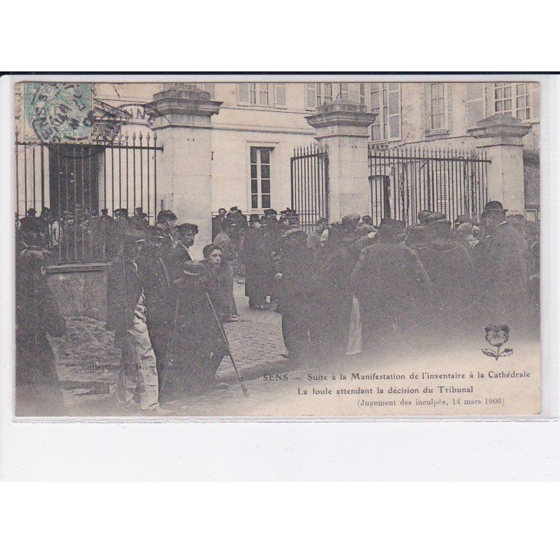 SENS: suite à la manifestation de l'inventaire à la cathédrale la foule attendant la décision du tribunal - état