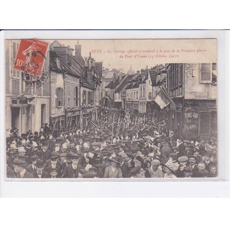 SENS: le cortège officiel se rendant à la pose de la première pierre du pont d'yonne - état