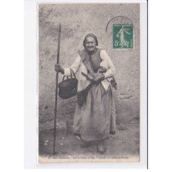 AVALLON: type de femme du pays, rentrée des champs - très bon état