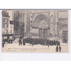SENS: la foule se masse aux abords de la cathédrale, inventaire 1906 - très bon état