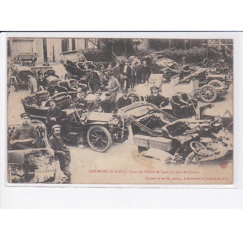 DOURDAN: cour de l'hôtel de lyon un jour de course - état
