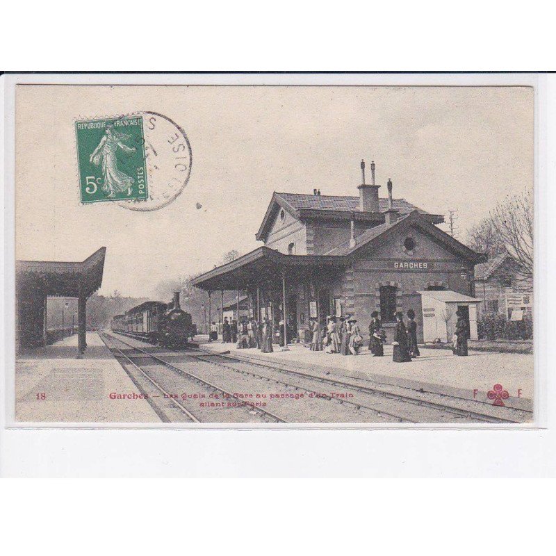 GARCHES: les quais de la gare au passage des trains allant à paris - très bon état