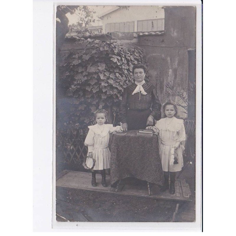 LEVALLOIS-PERRET: personnages, femme et 2 filles - état