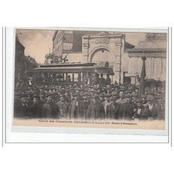 TOULOUSE - Grève des Cheminots 1910 - Devant la Permanence - état (décollement partiel)