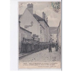 SENS: suite à manifestation de inventaire à cathédrale, le peloton de soldats gardant palais de justice  - très bon état