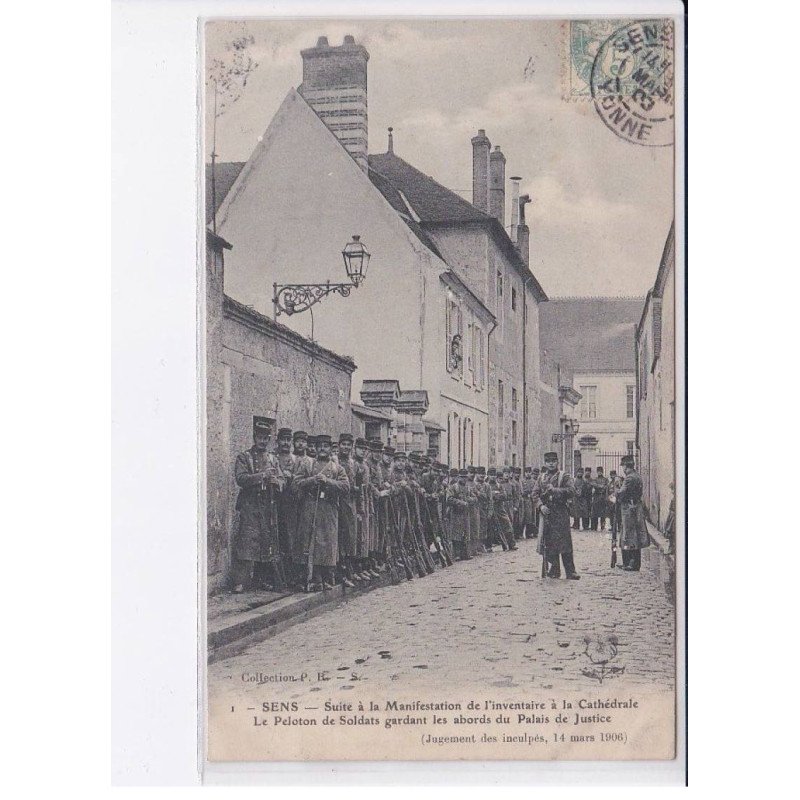 SENS: suite à manifestation de inventaire à cathédrale, le peloton de soldats gardant palais de justice  - très bon état