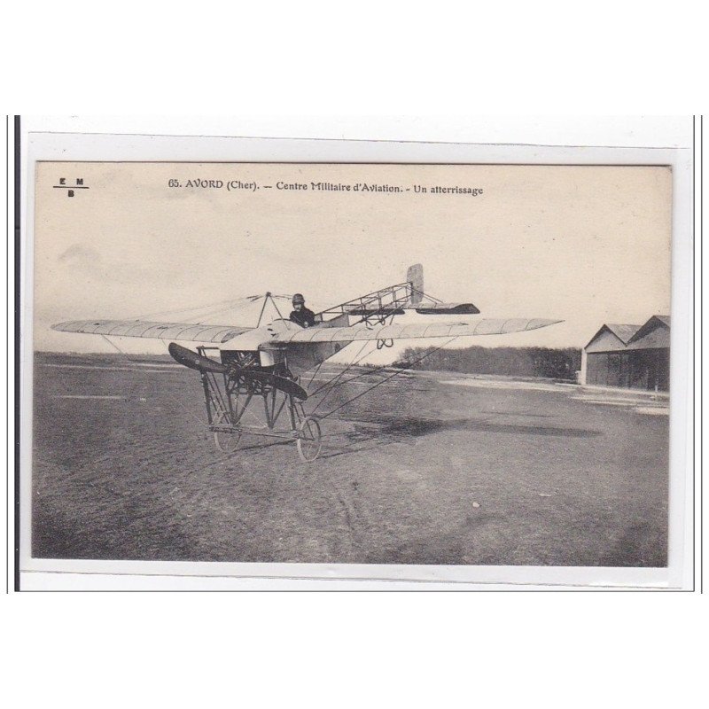 AVORD : centre militaire d'aviation, un atterissage - tres bon etat