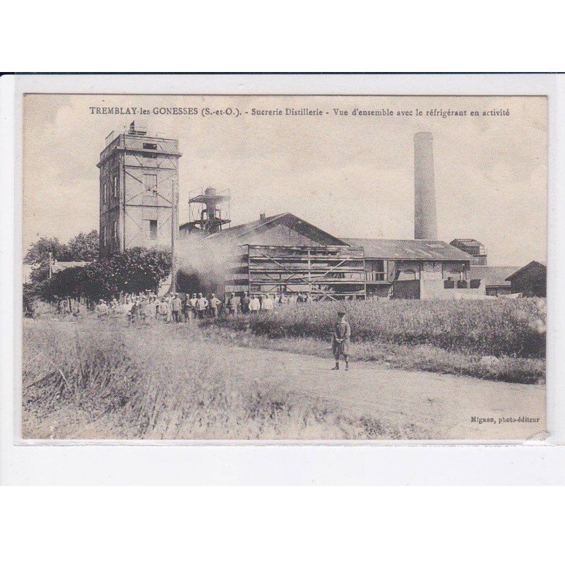 TREMBLAY-les-GONESSE: sucrerie distillerie, vue d'ensemble avec le réfrigérant en activité - très bon état