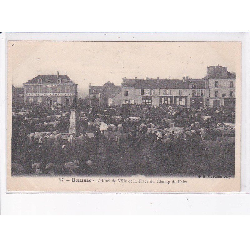 BOUSSAC: l'hôtel de ville et la place du champ de foire - très bon état