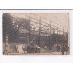 LE NEUBOURG (?): personnages, bâtiment - état