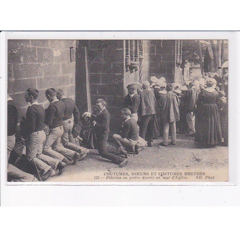 FINISTERE: pèlerins en prière devant un mur de l'église - très bon état