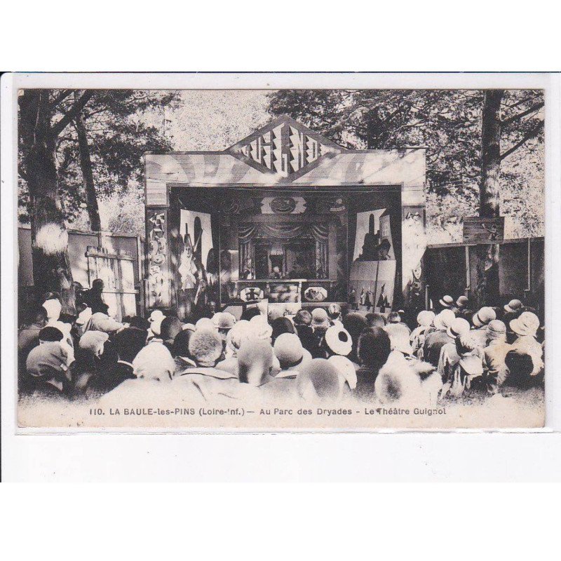 LA BAULE-les-PINS: au parc des dryades, le théâtre guignol - très bon état